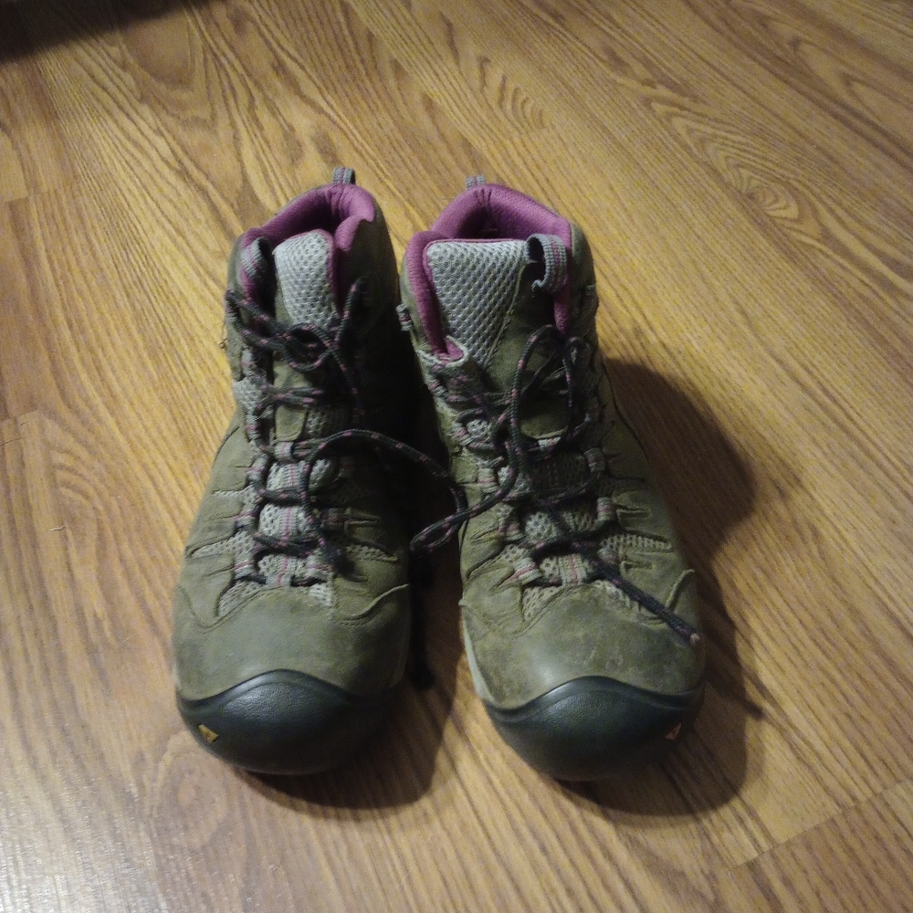 Women's Keen hiking boots size 10